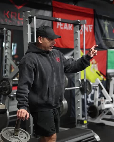 Chris cueing a client between sets